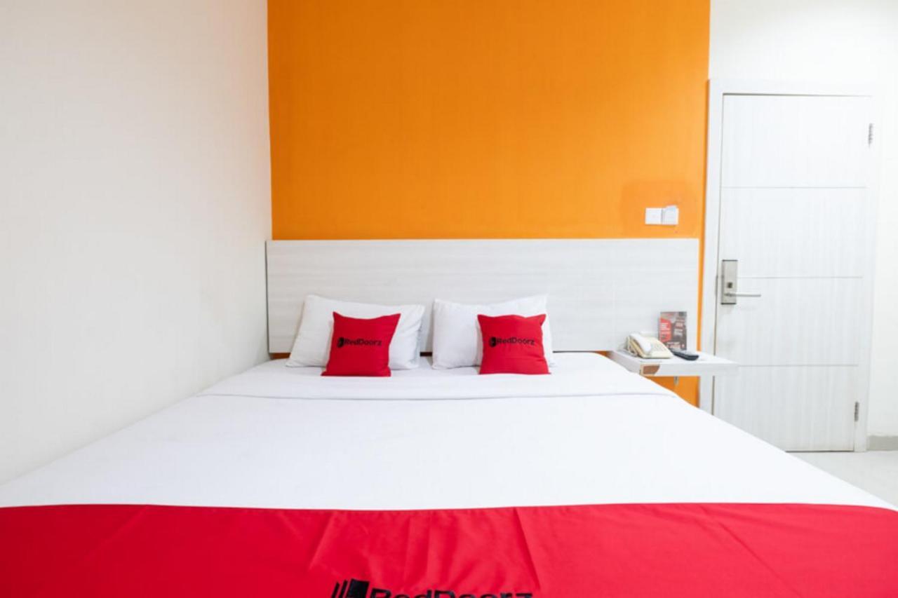 RedDoorz Plus @ Hotel Alden Makassar Exterior foto