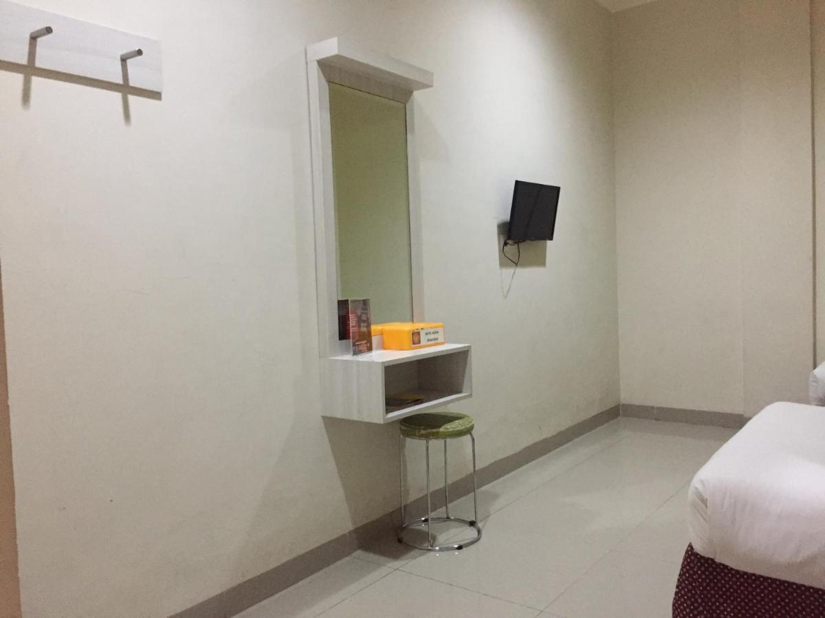 RedDoorz Plus @ Hotel Alden Makassar Exterior foto