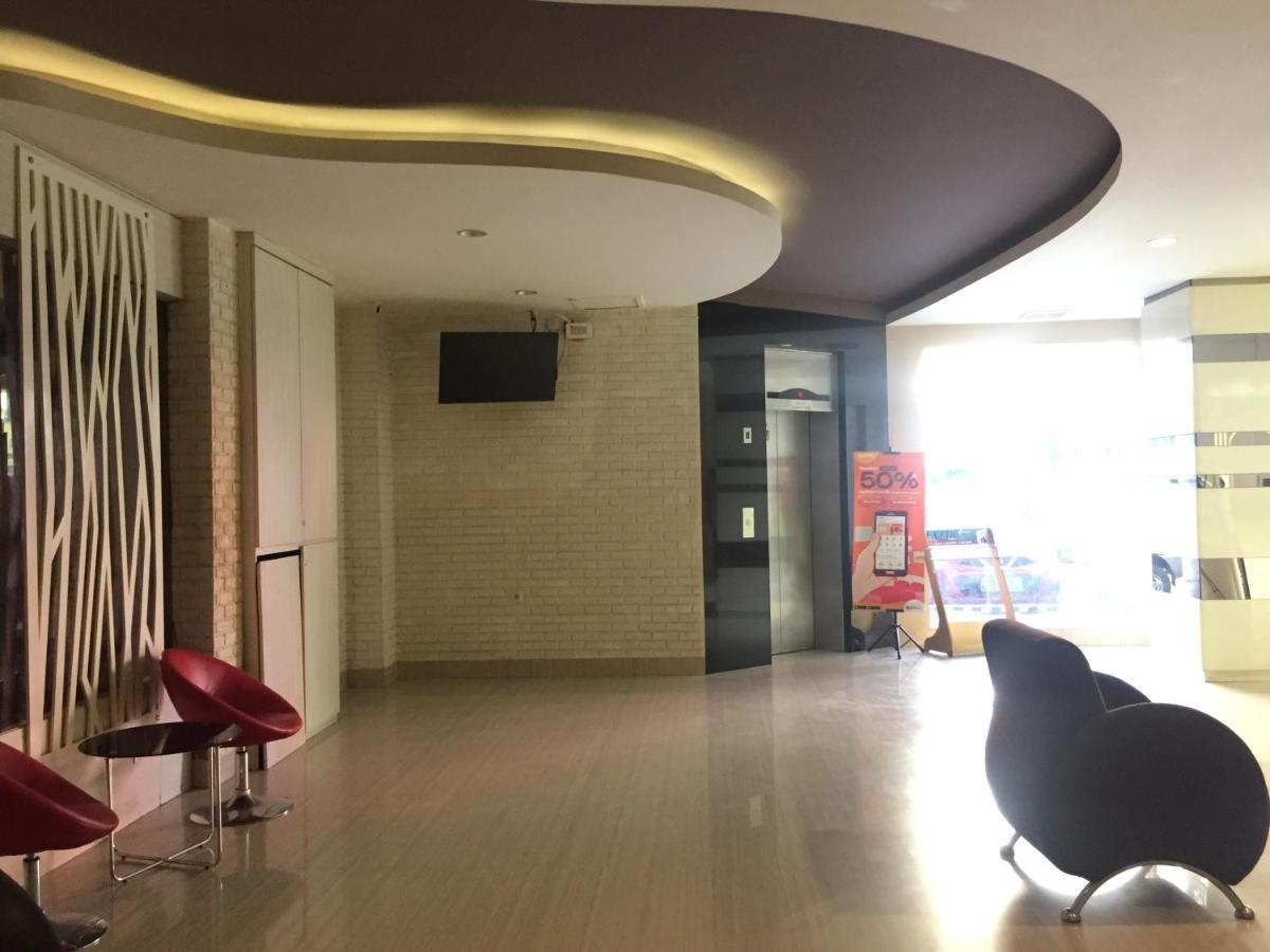 RedDoorz Plus @ Hotel Alden Makassar Exterior foto